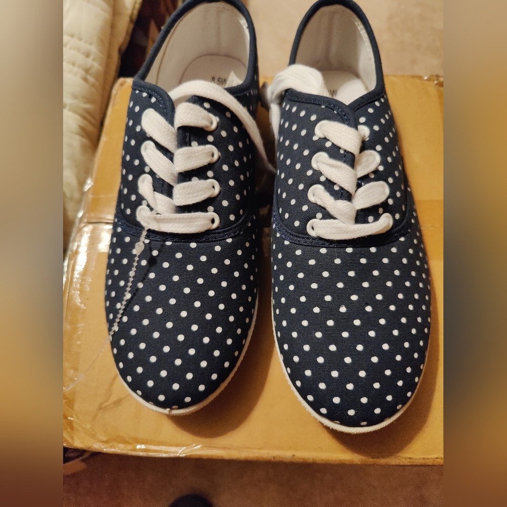 New comfort ease canvas sneakers, size 8.5w